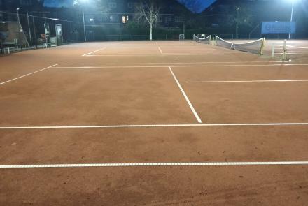tennisbanen met verlichting