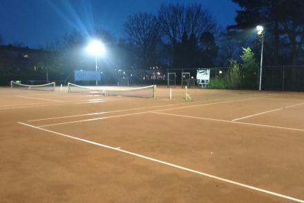 tennisbanen met verlichting